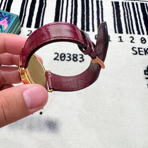 Gucci YA157402 Grip 35MM Unisex Bordeaux Alligator Strap Leather Gold PVD Watch - Picture 10 of 13